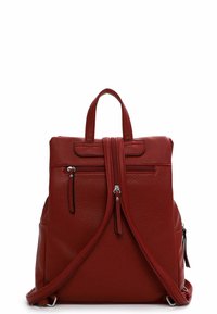 Roter Leder-Rucksack mit strukturierter Oberfläche, doppelten oberen Griffen, verstellbaren Trägern und Reißverschlusstaschen an der Vorder- und den Seiten.