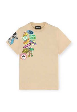 T-shirt beige a maniche corte con toppe grafiche colorate tra cui fetta di pizza, hot dog, palma, orsacchiotto e scritta "Barrow" sul petto sinistro e sulla manica.