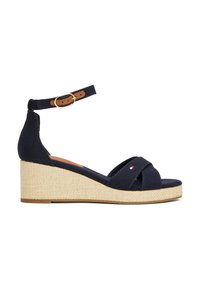 Sandalo wedge in tessuto navy con cinturini incrociati, una cinghia alla caviglia e un accento in pelle marrone chiaro. Tacco wedge in stile juta con texture.