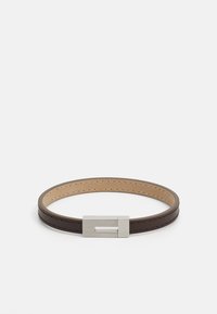 Bracciale in pelle marrone con una texture liscia, dotato di una fibbia rettangolare in metallo argentato e cuciture a contrasto lungo i bordi.