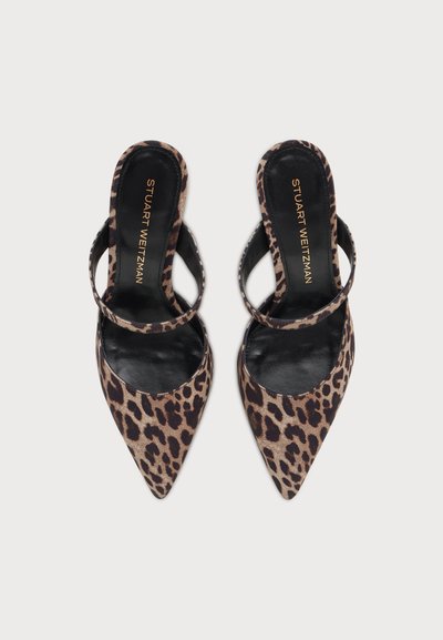 Ζευγάρι καφέ και μαύρα γοβάκια slingback με λεοπάρ μοτίβο, μυτερή μύτη, λεπτά λουράκια και μαύρες εσωτερικές σόλες με την ετικέτα Stuart Weitzman.