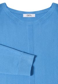 Pull en tricot bleu clair avec encolure ronde, manches longues croisées devant, et un détail côtelé vertical au centre.