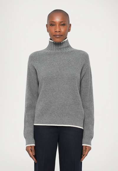Pull col roulé gris à côtes avec un bord blanc à l'ourlet et aux poignets, présentant des manches longues et une coupe décontractée.