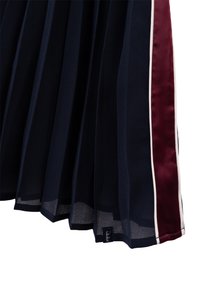 Gonna a pieghe blu navy realizzata in tessuto leggero, con una striscia laterale in satin bordeaux e bordi bianchi, caratterizzata da una sottile trama.