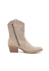 Botas vaqueras de ante beige con costuras decorativas, cremallera lateral y tacón apilado, que presentan una textura suave y un diseño de punta afilada.
