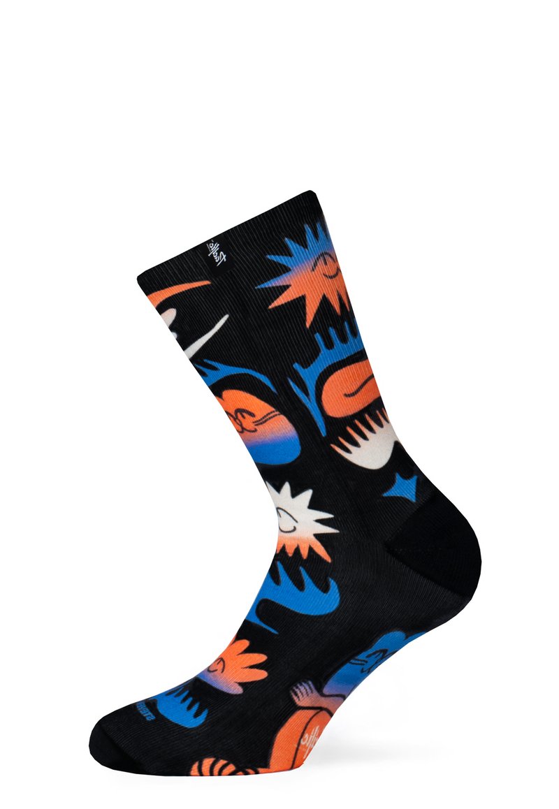 Calcetines negros con patrones abstractos coloridos en naranja, azul y blanco. Diseño acanalado y suelas acolchadas para mayor comodidad.