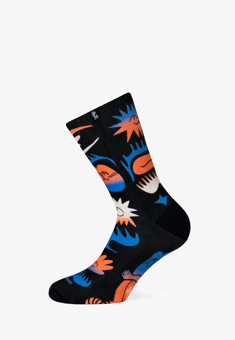 Calcetines negros con patrones abstractos coloridos en naranja, azul y blanco. Diseño acanalado y suelas acolchadas para mayor comodidad.