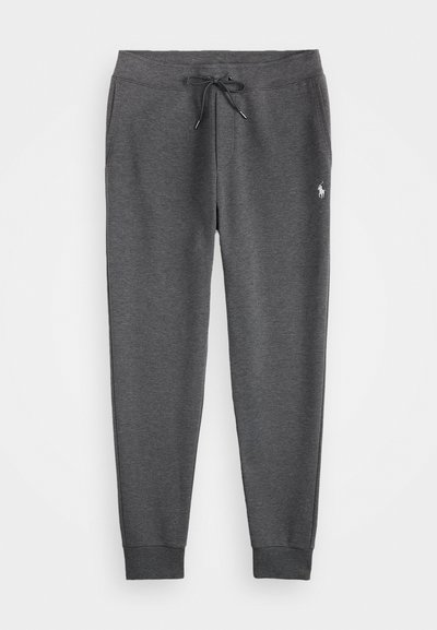 Szürke futó nadrág, puha anyagból készült, rugalmas derekkal, húzózsinórral és felhajtott bokákkal. Kis logó a bal lábszáron.