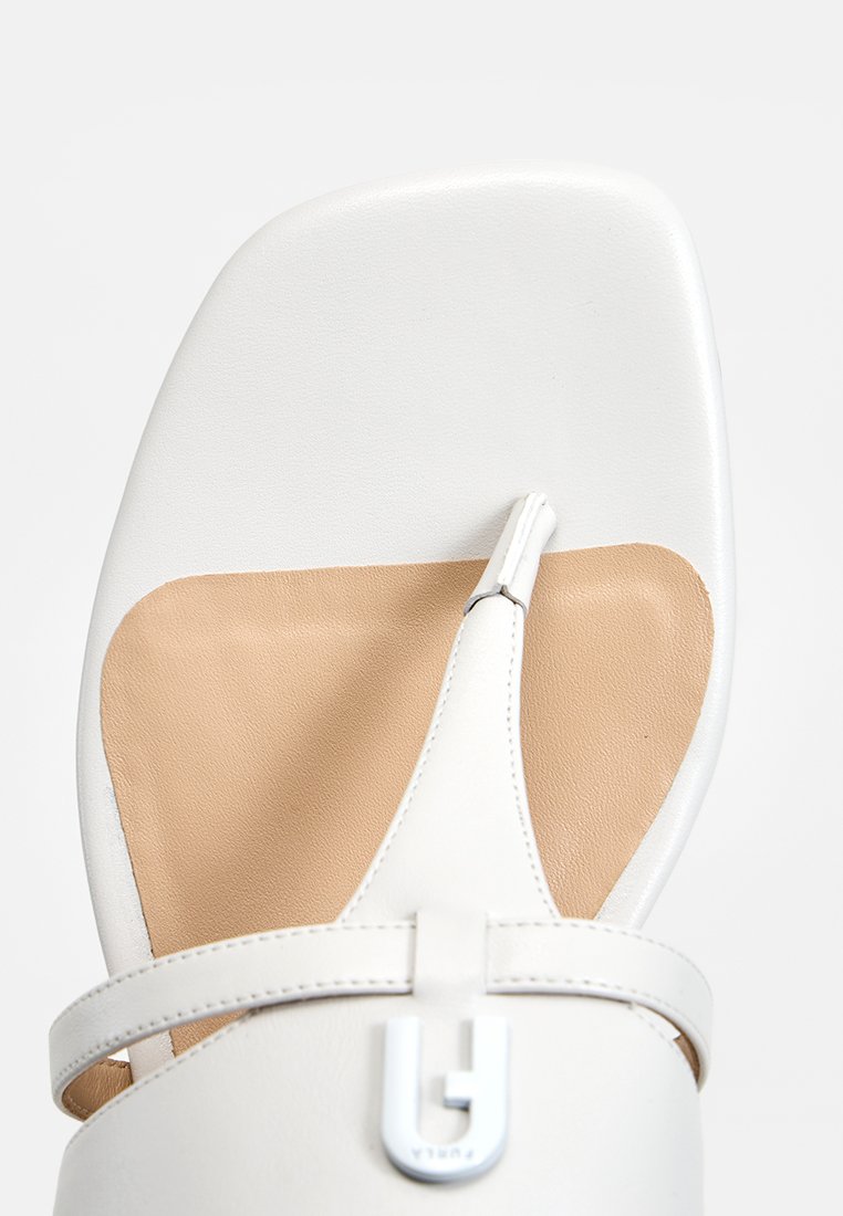 Sandalia blanca con punta cuadrada, una fina tira entre los dedos y una plantilla beige texturizada. Incluye un pequeño detalle de logo en el lateral.