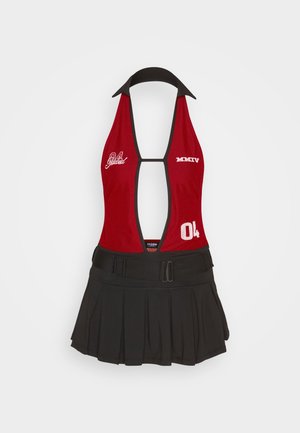 Jaded London SPORTY MINI TENNIS DRESS WITH SCREEN PRINT PLACEMENTS & BELT DETAIL - Robe de jour - rot