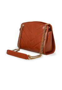 Braune Kunstleder-Handtasche mit einem Chevron-Steppmuster, goldener Kette und kleinem Griff, mit einer strukturierten Form und flachem Boden.
