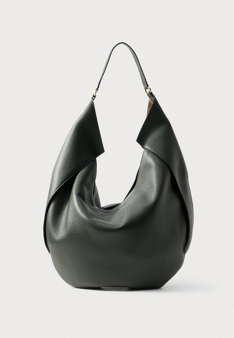 Sac à épaule en cuir vert avec une forme douce et décontractée, doté d'un haut incurvé et d'une seule sangle, mettant en valeur un matériau texturé.