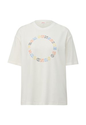 Weißes T-Shirt mit kurzen Ärmeln aus Baumwolle, mit einem kreisförmigen, mehrfarbigen Textgrafik, die "VON SONNENSCHEIN BIS ZUR DÄMERMUNGSWEISEN" liest.