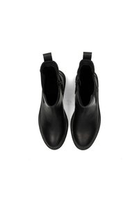 Botas de tobillo de cuero negro con un acabado liso, paneles laterales elásticos, tiradores en la parte superior y punta redonda. Suela plana con un detalle mínimo.
