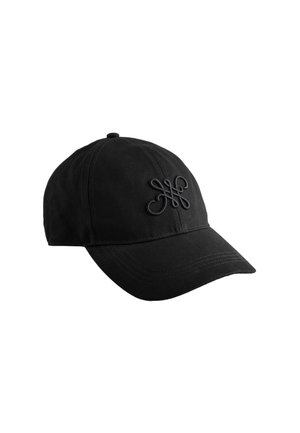 Čierna baseballová čiapka s zahnutým šiltom a vyšívaným abstraktným logom umiestneným v strede nad šiltom.