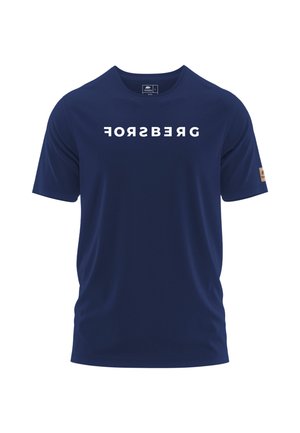Camisa de manga corta azul marino con cuello redondo. Presenta texto centrado en blanco "FORSBERG" y un pequeño parche de logo en la manga izquierda.