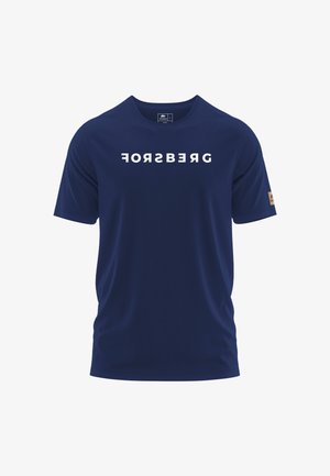 Camisa de manga corta azul marino con cuello redondo. Presenta texto centrado en blanco "FORSBERG" y un pequeño parche de logo en la manga izquierda.