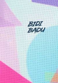 Tejido colorido de Bidi Badu con un patrón texturizado que presenta formas geométricas en tonos rosa, púrpura y azul. Logotipo destacado en negro.