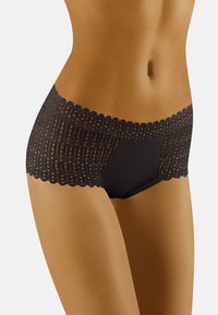 Shorts en dentelle noire avec une taille élastique à motif et un devant en tissu lisse. Le design comporte des bords festonnés pour plus de détails.