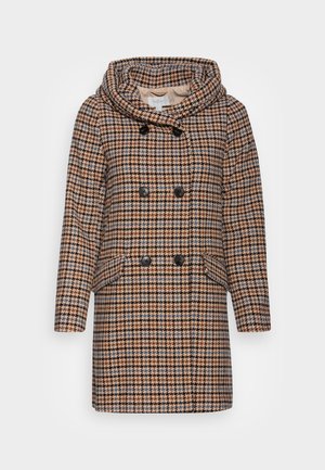 Dubbelgeknoopte bruine, zwarte en beige pied-de-poule jas met capuchon en zijflapzakken op een witte achtergrond.