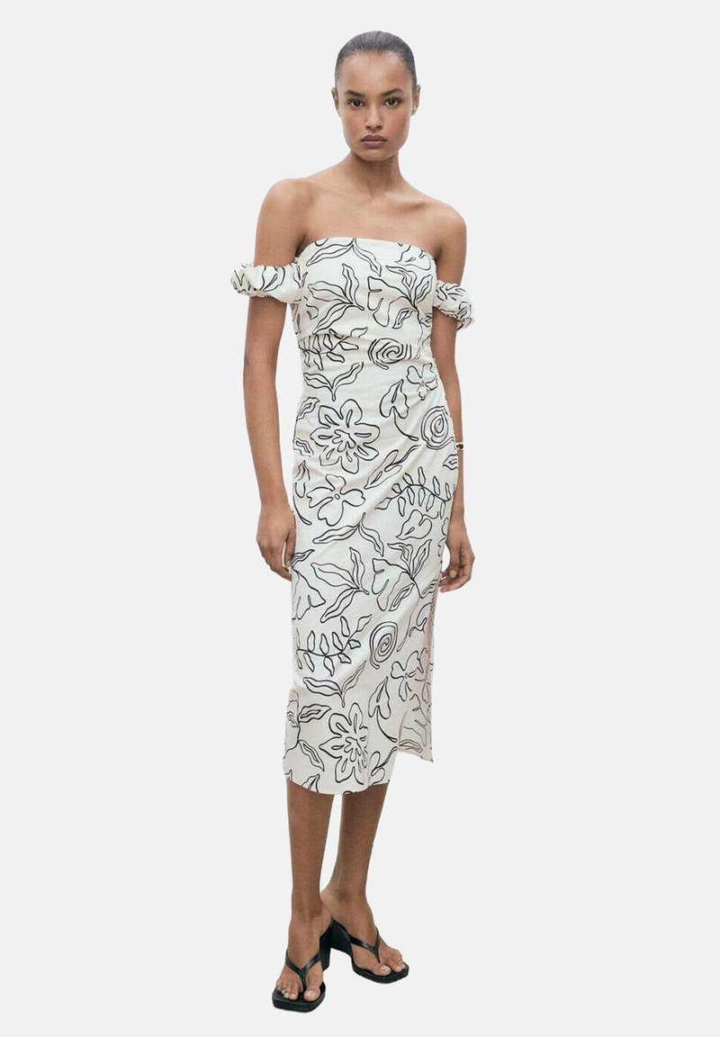 Kukkaprinttinen off-shoulder-mekko valkoisesta kankaasta mustilla viivapiirroksilla, vartalonmyötäinen yläosa ja midi-pituus, jossa on kerätyt hihat ja sivuaukko.