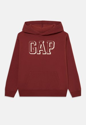 Burgundi kapucnis pulóver elöl kenguru zsebel és nagy, fehér körvonalas "GAP" logóval a mellkasán.