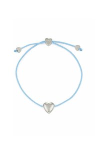 Bracciale a forma di cuore con un charm centrale a cuore in argento e due piccoli accenti a cuore in argento, infilato su un cordino azzurro chiaro.