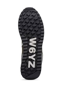 Suola di sneaker nera in gomma con motivo a impronta a stella. Presenta la scritta bianca "W6YZ". Superficie testurizzata per aderenza e trazione.