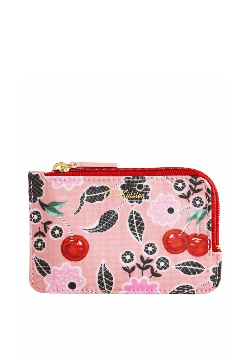 Roosa materjalist zip-tasku, millel on kirsid ja lillemustrid, mustad aktsendid, kuldne riistvara ja punane tõmblukk. Kompaktne ja ristkülikukujuline disain.