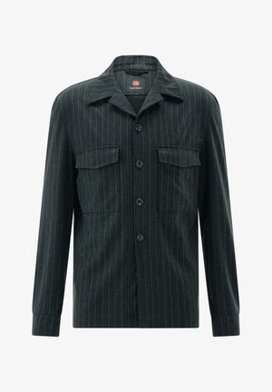 Dunkelgraues Langarmhemd mit vertikalen weißen Streifen, zwei Brusttaschen, durchgehender Knopfleiste und spitzem Kragen. Weiche Stoffstruktur.