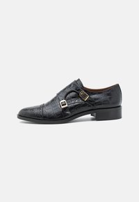 Schwarzer aus Krokoleder geprägter Schuh mit zwei rechteckigen Schnallen, spitzer Zehenpartie, dekorativen Perforationen und mittlerem Blockabsatz.