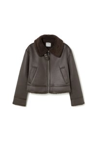 Veste en cuir marron coupée avec un col en fourrure brune, fermeture éclair sur le devant et poches latérales. Lignes simples et épurées avec des détails de panneaux.