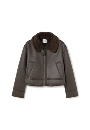 Veste en cuir marron coupée avec un col en fourrure brune, fermeture éclair sur le devant et poches latérales. Lignes simples et épurées avec des détails de panneaux.