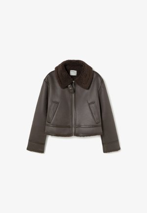 Chaqueta de cuero marrón recortada con un cuello de borreguito marrón y esponjoso, cierre frontal con cremallera y bolsillos laterales. Líneas simples y limpias con detalles en panel.