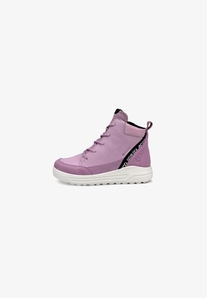 Baskets mi-hautes en violet clair avec un dessus en daim texturé et tissu, semelle en caoutchouc blanche et accents de logo noir sur le côté.