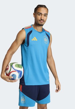 Blaues ärmelloses Sporttrikot mit Netzstruktur und orange gestreiften Schultern; kombiniert mit marineblauen Shorts mit Logo und Taschen, hält einen mehrfarbigen Fußball.