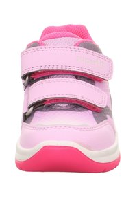 Różowy but sportowy z dwiema paskami na rzepy, teksturowanym wierzchem, szarymi akcentami oraz białą podeszwą z jaskraworóżową podeszwą zewnętrzną.