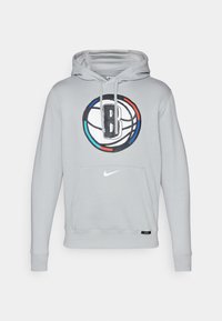 Šviesiai pilkas džinsinis megztinis su priekiu kišene, kuriame yra juoda ir spalvota krepšinio grafika su 'B' logotipu ir Nike swoosh.