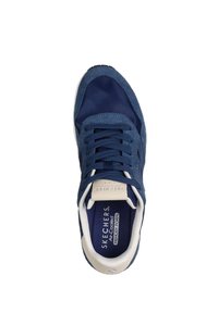 Navyblaue Sneaker mit weichem Wildleder- und Textilobermaterial, Schnürdesign, weißen Akzenten und gepolsterter Kragen. Verfügt über eine Einlage aus Memory-Schaum.