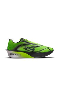 Groene hardloopschoen met een gestructureerd mesh bovendeel, zwarte buitenzool en tussenzool met het label "ZOOMX." Heeft een Swoosh-logo in donker groen.