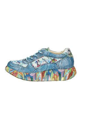 Baskets bleues avec des motifs floraux et abstraits sur la semelle et la tige, avec des lacets et un détail de bouton multicolore sur le côté.