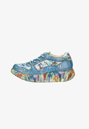 Niebieski sneaker z kwiatowymi i abstrakcyjnymi wzorami na podeszwie i cholewce, z sznurowadłami i wielokolorowym guzikiem z boku.