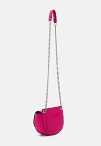 Jasně růžová kožená crossbody taška s přední náprsní kapsou a stříbrným řetízkovým popruhem, který má polstrovanou část z růžové kůže na rameno.
