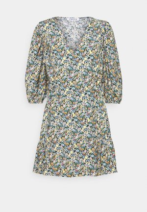Blumenkleid mit V-Ausschnitt, Puffärmeln und einem gerafften Rock. Es hat ein buntes Muster aus kleinen Blumen auf einem dunkelgrünen Hintergrund.