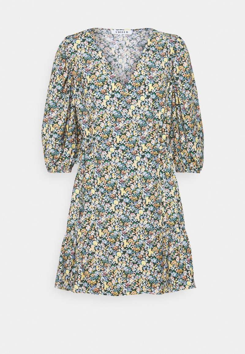 Robe fleurie avec un décolleté en V, des manches bouffantes et une jupe froncée. Présente un motif coloré de petites fleurs sur un fond vert foncé.