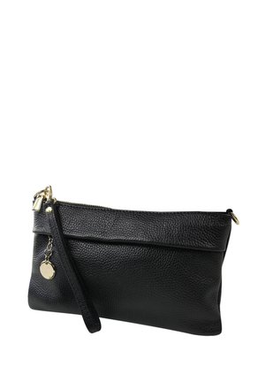 Zwarte leren clutch met een gestructureerd oppervlak, gouden hardware accenten, ritssluiting en een afneembare polsband. Opvallend charme-detail inbegrepen.