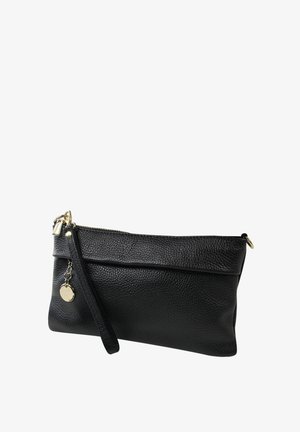 Schwarze Leder-Clutch mit strukturierten Oberflächen, goldenen Hardware-Akzenten, Reißverschluss und abnehmbaren Handgelenkriemen. Auffälliges Charm-Detail vorhanden.