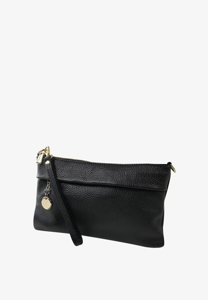 Zwarte leren clutch met een gestructureerd oppervlak, gouden hardware accenten, ritssluiting en een afneembare polsband. Opvallend charme-detail inbegrepen.