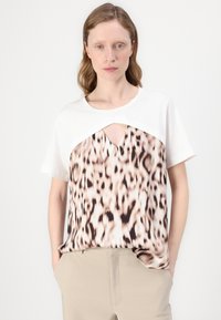 Biely krátky rukáv s výstrihom do V a leopardím vzorom na spodnej časti. Hladká tkanina, voľný strih, s výrezom v tvare kľúčovej diery vpredu.