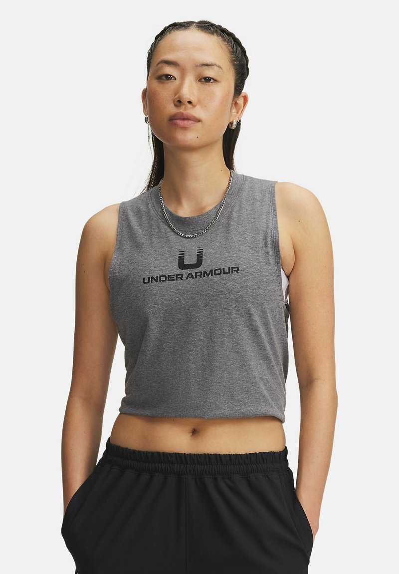 Šedý zkrácený top bez rukávů s černým logem "UNDER ARMOUR". Hladká bavlněná směs, bez rukávů a s kulatým výstřihem. V kombinaci s černými kalhotami.